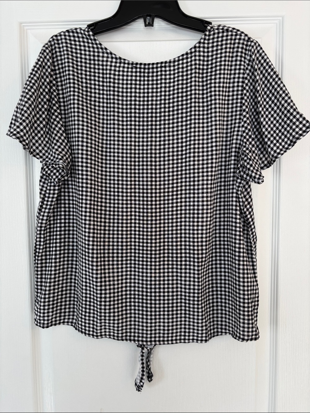 Button-Front Black & White Gingham Tie-Hem Blouse - Picture 4 of 4